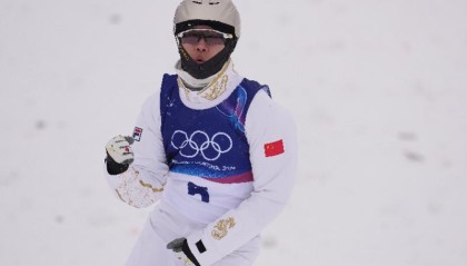 开云登录入口-最强夫妻！徐梦桃丈夫王心迪险胜，为中国代表团夺得第四金