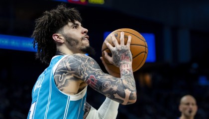 开云体育平台-铁麻了！拉梅洛·鲍尔半场11中1&amp;三分7中0仅拿2分3板3助1帽