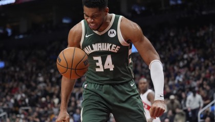 打得郁闷！字母哥15中10拿下24分5板4助1断 砸球泄愤吃T