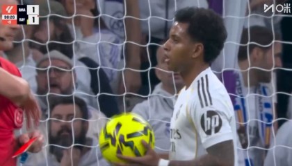 开云登录入口-皇马获点后罗德里戈一直在点球点抱着球，最后姆巴佩上前接过皮球